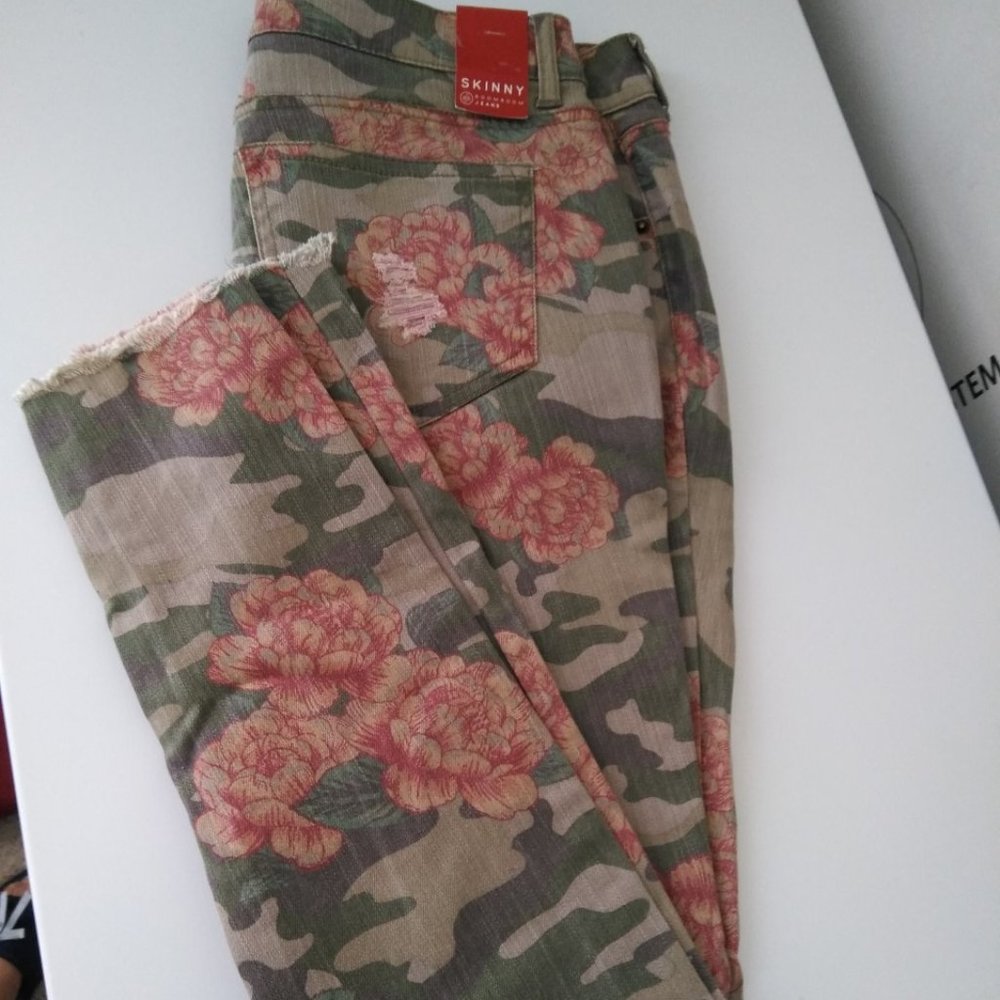Pink Rose & Green Camo Distressed Jeans~ Sz 11. NWT
